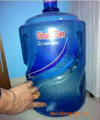 景田百歲山礦泉水未拆，封桶內(nèi)驚現(xiàn)“衛(wèi)生紙”