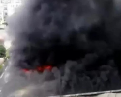 福建一紙箱廠突發(fā)火災(zāi)，火勢(shì)兇猛！