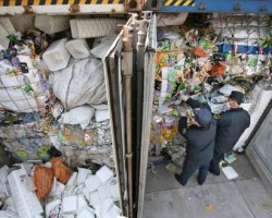 觸目驚心！半年海關查貨上百萬噸洋垃圾！